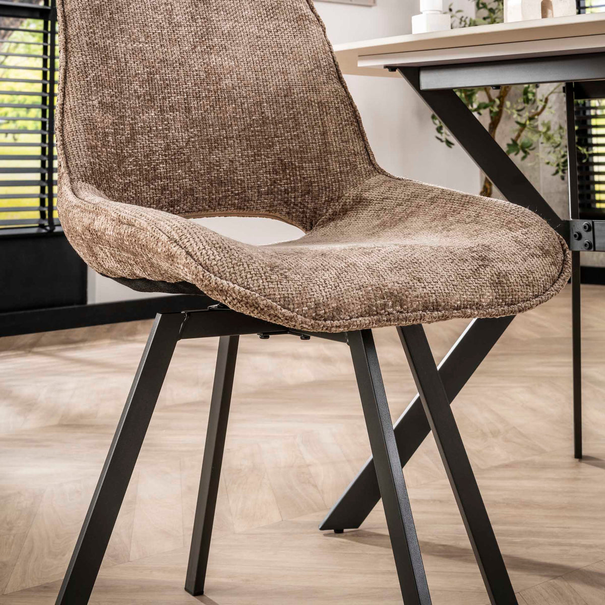 Set of 4 Riviera Rich champagne dining chairs, swiveling 