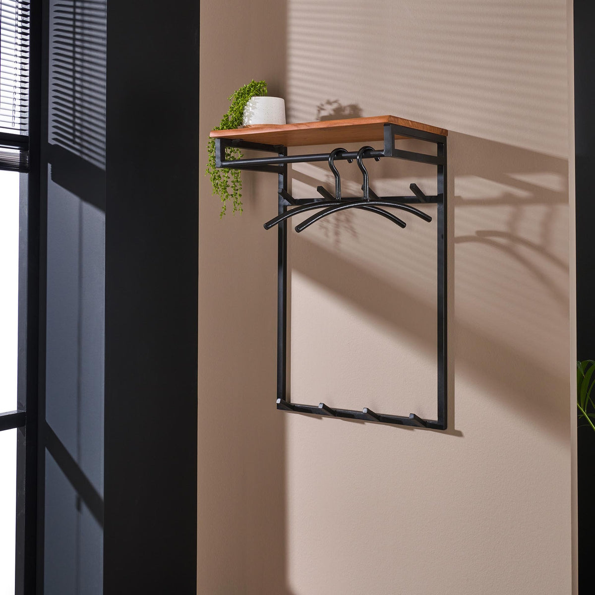 Coat rack Henry DH Interior Acacia LxWxH 85x60x38 Acacia wood Atmospheric photo diagonal front view